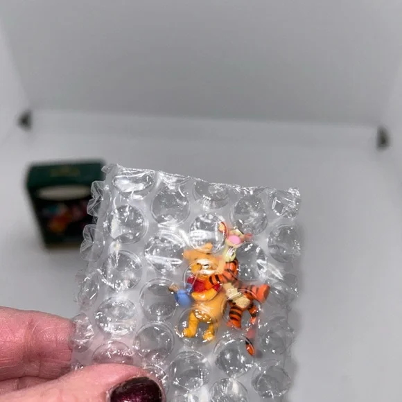 2 Hallmark Pooh Collection Piglet Tigger Miniature 1999-2000 Skating With Pooh - Picture 7 of 7